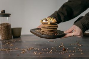 البان كيك البندق والقرفة